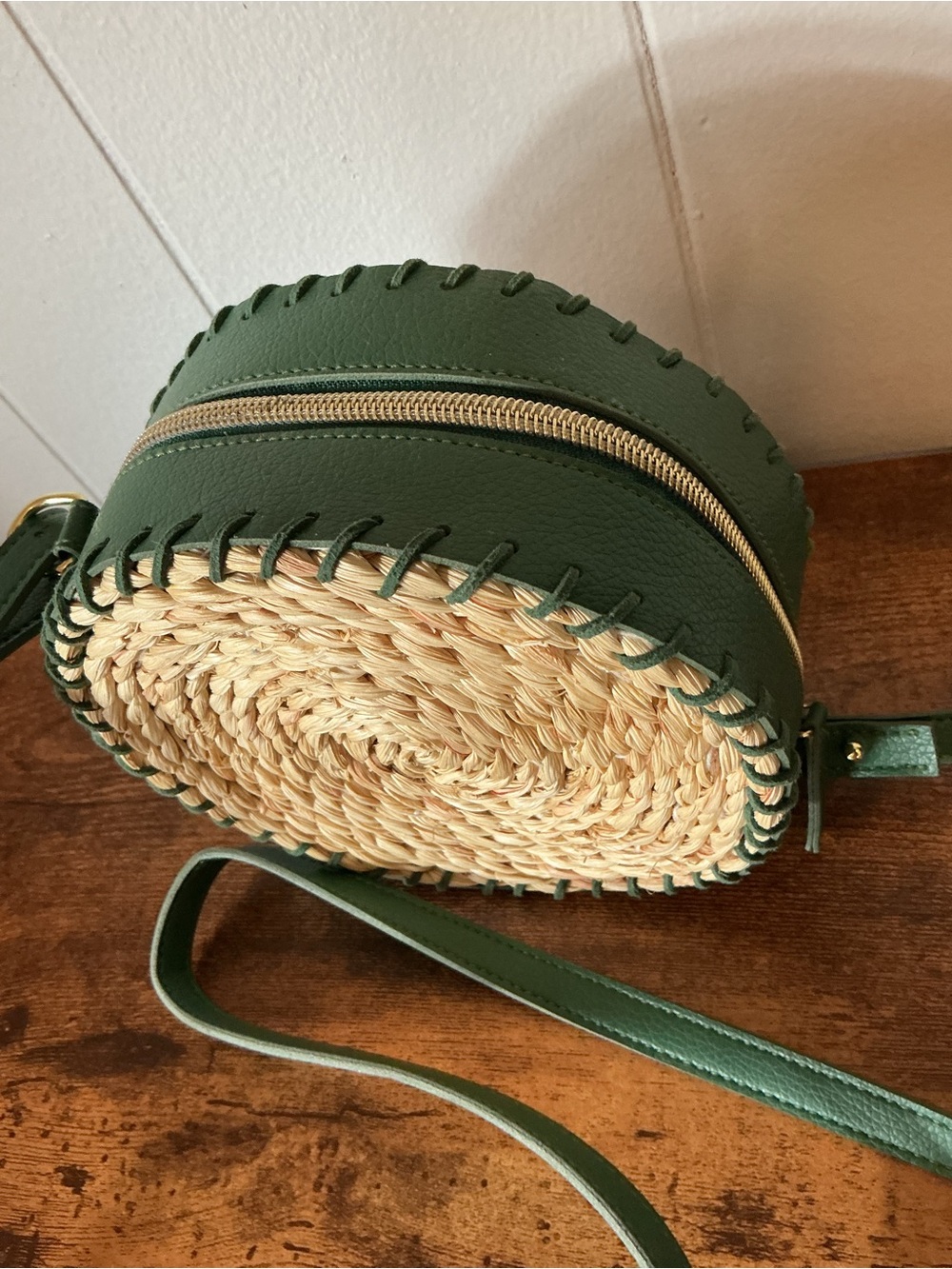 Woven Straw Circle Crossbody Bag with Green Trim, BOHO, EUC - Picture 3 of 6